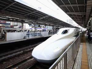 Japonya'da saate 280 kilometre hızla giden tren, kapısı açık sefer yaptı