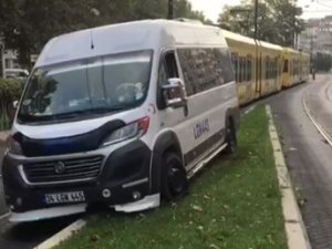 Tramvay yoluna girdi, seferler durdu