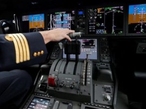 Pilot kontrol paneline kahve dökünce uçak Atlantik'ten geri döndü
