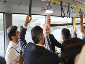İETT yöneticileri, İBB Başkanı Ekrem İmamoğlu’nun talimatıyla metrobüs ve otobüslerle seyahat etti