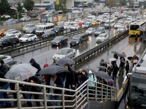 İstanbul'da yağmur yine trafiği felç etti: Yoğunluk yüzde 71 seviyesine ulaştı