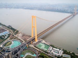 Dünyanın en uzun çift katlı asma köprüsü trafiğe açıldı
