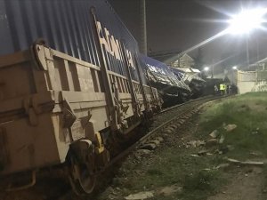 İzmir'de yük treni raydan çıktı