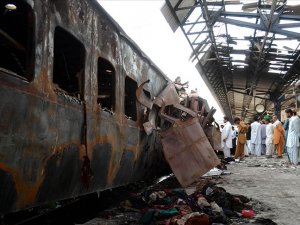 Pakistan'da yolcu treni alev aldı: 62 ölü
