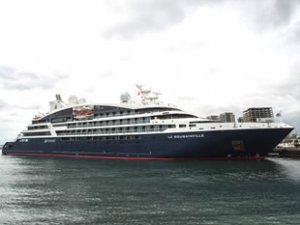 ‘Le Bougainville’ isimli yolcu gemisi, Zeyport Limanı’na demir attı