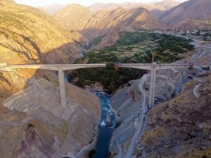 Türkiye'nin en yüksek köprüsü açılış için gün sayıyor