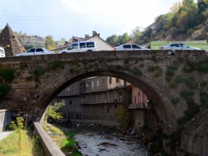 Bitlis'te tarihi köprüler eski görkemine kavuşturuluyor