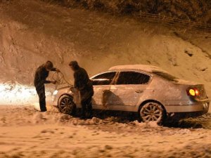 Kayseri ve Erzincan'da kar yağışı ulaşımı olumsuz etkiledi
