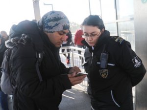 Kadın güvenlik görevlileri metrobüs hattında