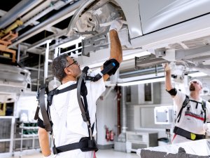 Audi’den iki yeni robotik kıyafet: EXOSKELETON