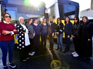 Dilek İmamoğlu'ndan kadın şoförlere destek