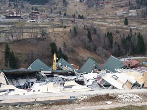 Uzungöl'de kaçak binaların yıkımına başlandı