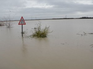 Adana'da sel Kozan-Ceyhan yolunu kapattı