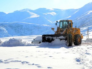 Kar yağışı nedeniyle bazı il, ilçe ve köylerde ulaşım sağlanamıyor