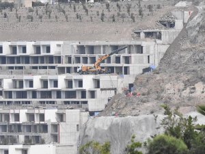 Turizm merkezlerindeki kaçak yapıların yıkımı devam ediyor