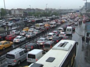 İstanbul'da sağanak sebebiyle trafik yoğunluğu yüzde 70'i aştı