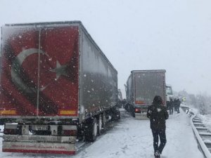 Yoğun kar yağışı ve TIR kazaları Bursa-Ankara yolunu kapattı