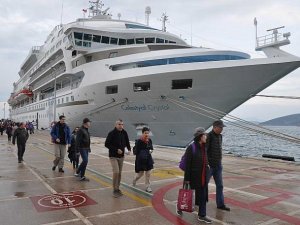 Yılın ilk kruvaziyer gemisi Kuşadası Limanı'na yanaştı