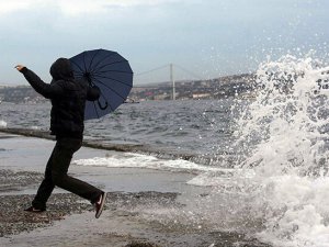 İstanbul'da fırtına ve şiddetli yağış etkili olmaya devam ediyor
