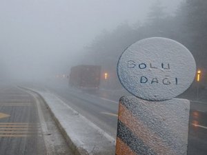 Bolu Dağı'nda kar yağışı ve sis etkili oluyor