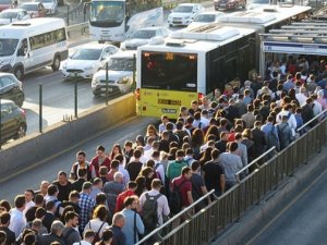 Altunizade metrobüs istasyonu genişletildi