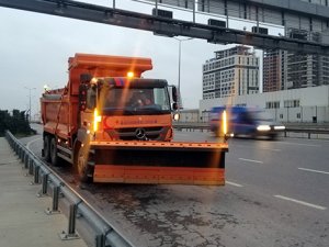 İstanbul'da kar küreme araçları yollara çıktı