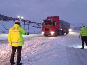 Bolu-Zonguldak kara yolu kar yağışı nedeniyle tır geçişine kapatıldı