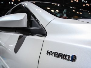 'Hibrit dahil fosil yakıtla çalışan tüm araçların satışı 2035'te sona erecek'