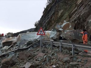 Bolu'da kara yolunda heyelan meydana geldi