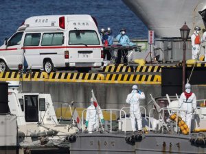 Japonya'daki karantina gemisinde salgın önlenemiyor