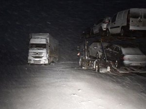 Ağrı Tendürek Geçidi'nde ulaşıma kar ve tipi engeli