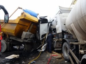 Şile'de iki hafriyat kamyonu çarpıştı