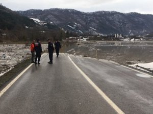 Bartın'da taşan baraj yolu ulaşıma kapattı