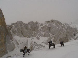 Turistler karla kaplı Kapadokya'yı at sırtında ve arazi araçlarıyla keşfediyor