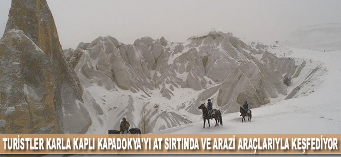 Turistler karla kaplı Kapadokya'yı at sırtında ve arazi araçlarıyla keşfediyor