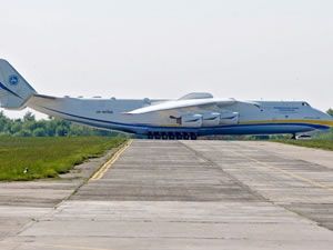 Dünyanın en büyük kargo uçağı 18 ay aradan sonra tekrar göklerde