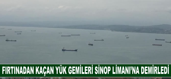 Fırtınadan kaçan yük gemileri Sinop Limanı'na demirledi