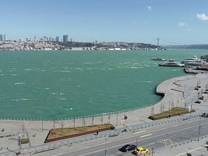 İstanbul'da fırtına denizin rengini değiştirdi