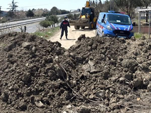 İstanbul'a gidişi engellemek için yollar toprakla kapatıldı