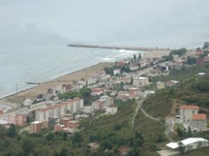 Karadeniz'in dalgaları havaalanına karşı