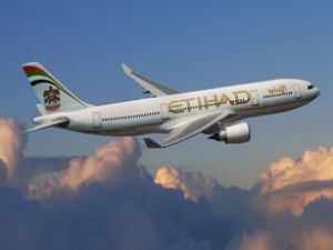 Etihad uçağı Kraliyet jetleri eşliğinde indi