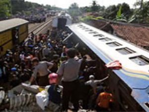 Endonezya'da tren faciası yaşandı
