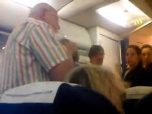 Yolcu uçağında sigara partisi verildi