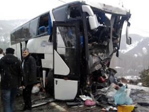 Yakıt tankeri ile otobüs çarpıştı: 1 ölü
