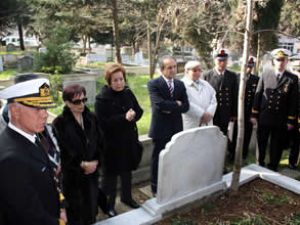 Donanma Komutanı mezarı başında anıldı