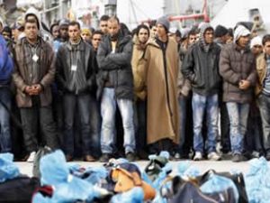 20 tekneyle 800 göçmen karaya ulaştırıldı