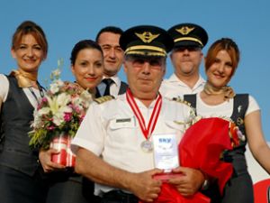 Sky Airlines pilotu törenle emekli oldu