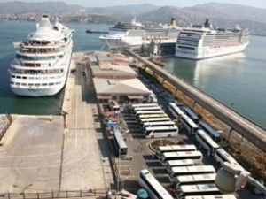 İzmir'e 5 kruvaziyer gemi birden yanaştı