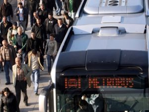 Altunizade metrobüsün lastiği patladı