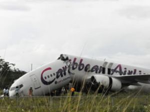 Guyana'da 163 kişilik uçak ikiye bölündü